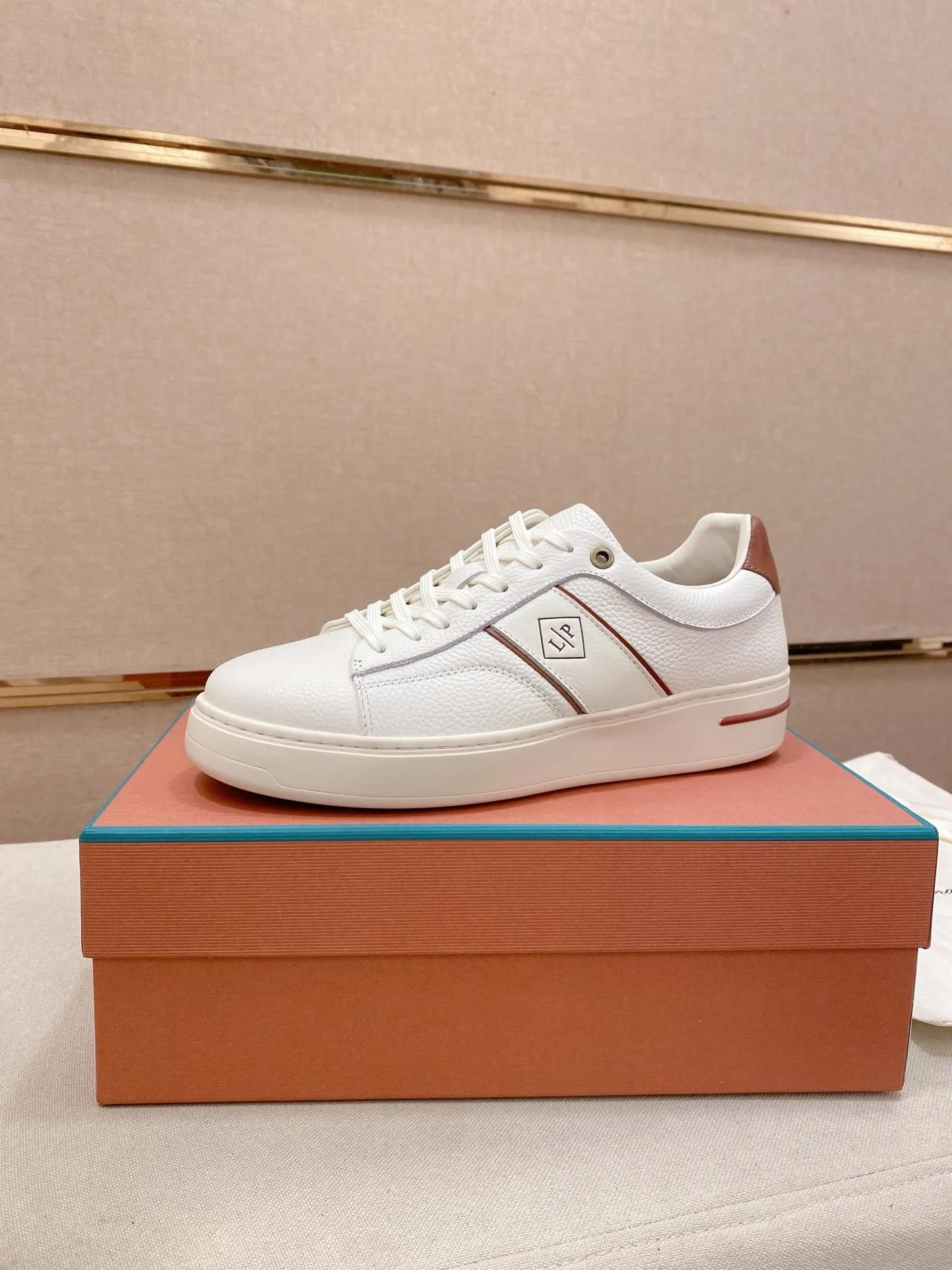 Men's shoes💰: 580💰🔥𝐥𝐨𝐫𝐨 𝐏𝐢𝐚𝐧𝐚 lp classic loafers, an Italian treasure brand, the only brand that can match Hermès! Only after wearing it do we realize that we can’t live up to our feet. The upper is made of imported first-layer cowhide with breathable fly-knit fabric, water-dyed cowhide foot pads, and the official original glass rubber outsole and pendant. Exclusive original packaging (tag ➕ brand paper ➕ outer box ➕ hand bag) code number: 38-44. Can be customized 45-46